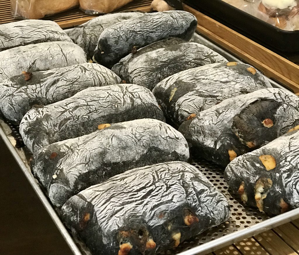 오징어먹물을 넣어 반죽한 블랙치즈 치아바타
